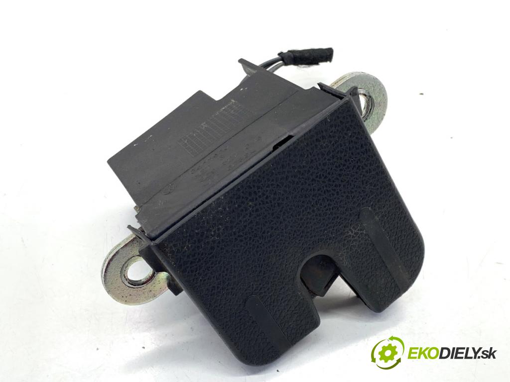 VW PASSAT B6 Kombi 2005 103 kW 2.0 TDI 1968 zámok dverí zad 3C9827645