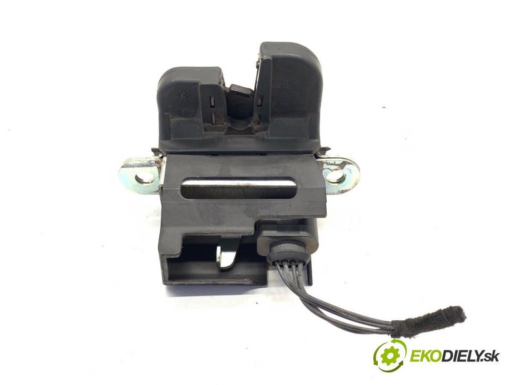 VW PASSAT B6 Kombi 2005 103 kW 2.0 TDI 1968 zámok dverí zad 3C9827645