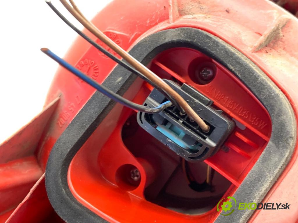 VW PASSAT B6 Kombi 2005 103 kW 2.0 TDI 1968 světlo levý zadní část