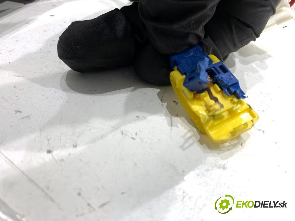 RENAULT CLIO IV liftback 2018 55 kW 1.5 dCi 75 1461 Prepínač kombinovaný 255675284R (Prepínacie páčky pod volantom)