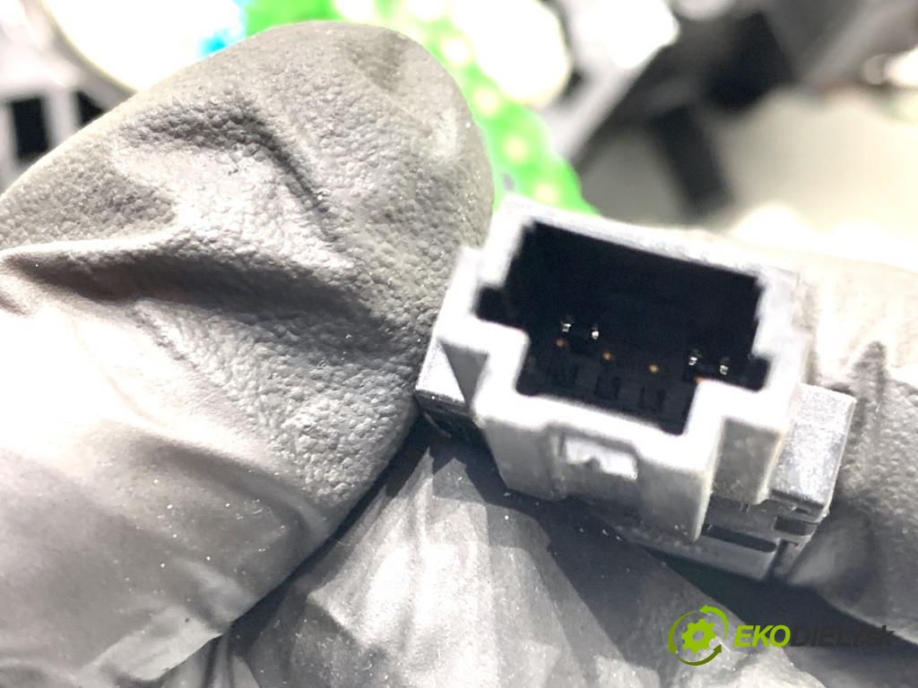 RENAULT CLIO IV liftback 2018 55 kW 1.5 dCi 75 1461 Prepínač kombinovaný 255675284R (Prepínacie páčky pod volantom)