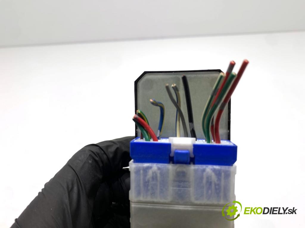 FIAT SEDICI SUV 2012 88 kW 1.6 16V 1586 Prepínač okien  (Prepínacie páčky pod volantom)