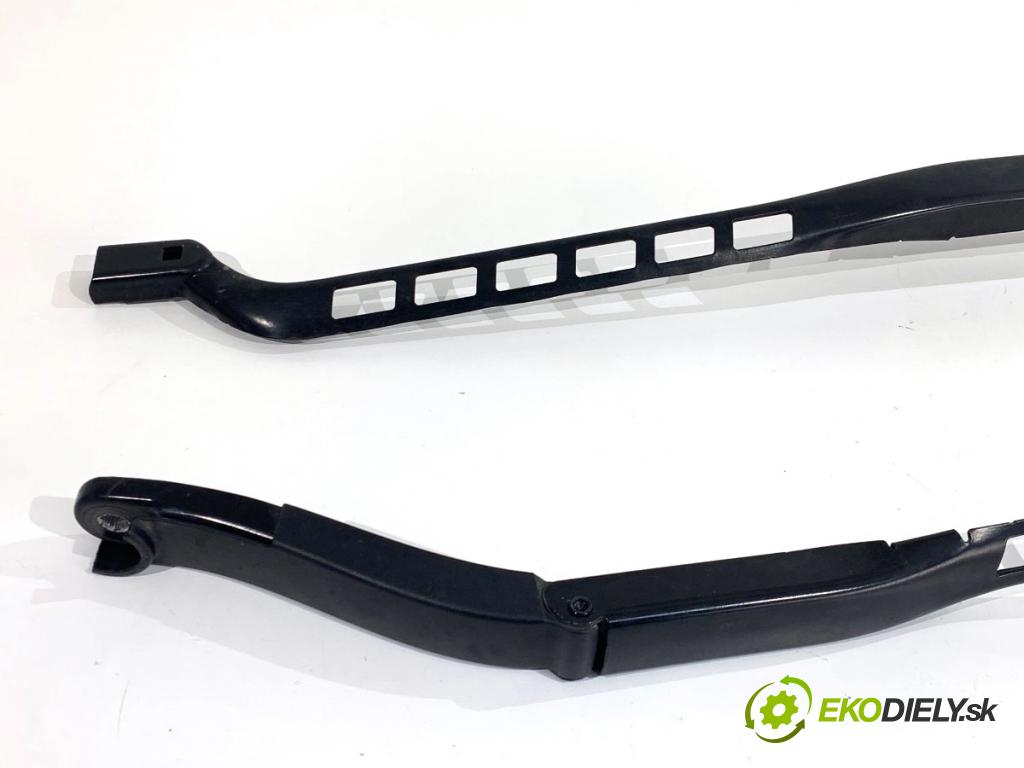 MERCEDES-BENZ W166 SUV 2013 190 kW ML 350 BlueTEC 4-matic (166.024) 2987 ramena stěrače přední část 24027217 24028055