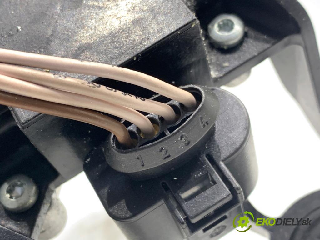 VW GOLF PLUS V liftback 2008 77 kW 1.9 TDI 1896 Motor stieračov zad 5M0955711B