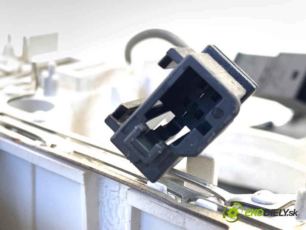 VW GOLF PLUS V liftback 2008 77 kW 1.9 TDI 1896 světlo stropní 1K0947105A