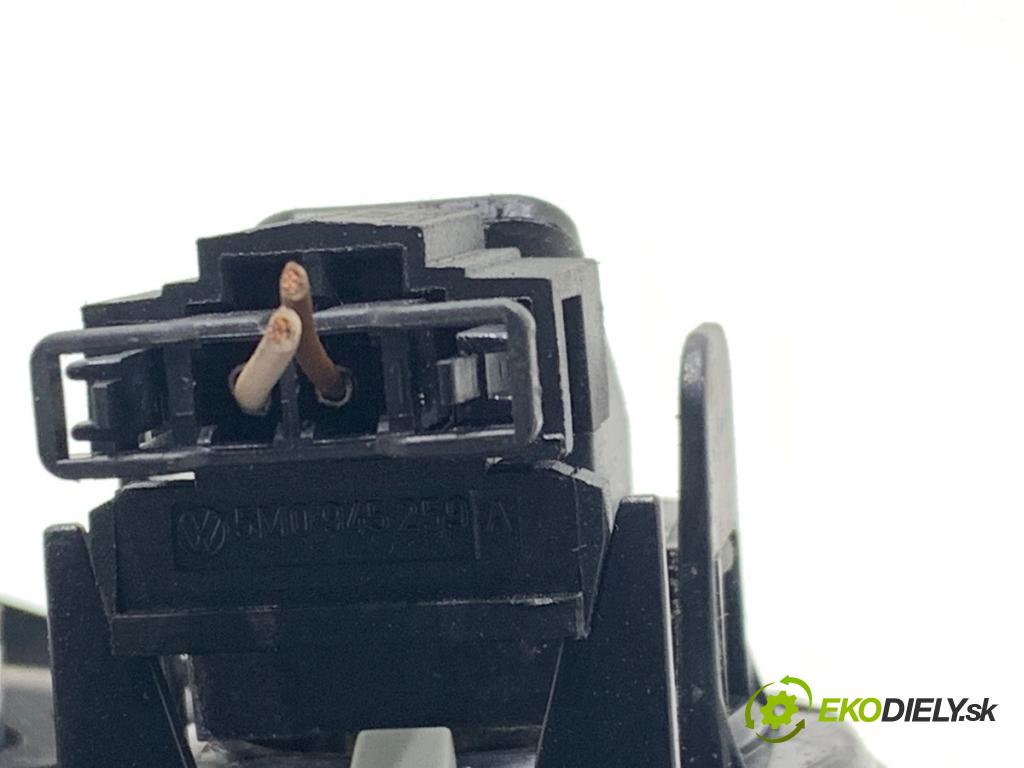 VW GOLF PLUS V liftback 2008 77 kW 1.9 TDI 1896 Svetlo zad ľavá strana vnútorná 5M0945093J (Kľučka dverí ostatné)