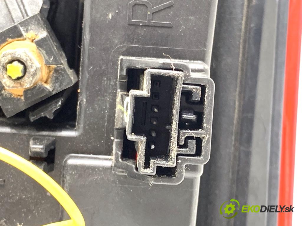 MERCEDES-BENZ W166 SUV 2013 190 kW ML 350 BlueTEC 4-matic (166.024) 2987 Svetlo zad pravá vnútorná  (Kľučka dverí ostatné)