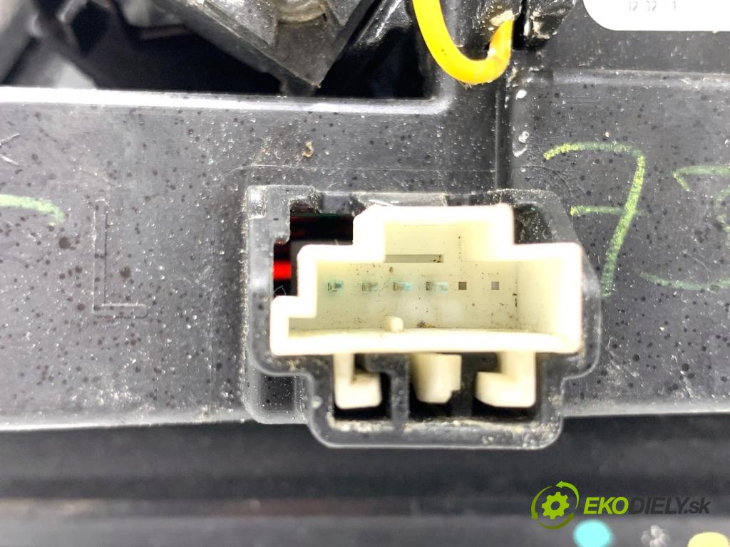 MERCEDES-BENZ W166 SUV 2013 190 kW ML 350 BlueTEC 4-matic (166.024) 2987 Svetlo zad ľavá strana vnútorná A1669068701 (Kľučka dverí ostatné)