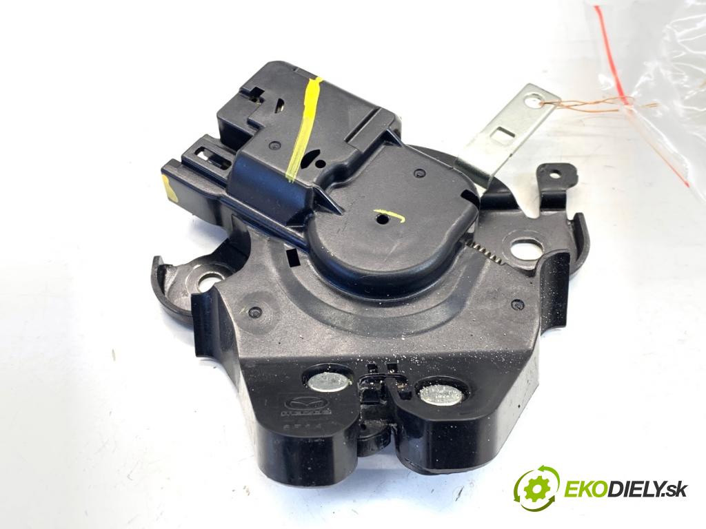 MAZDA 3 BM sedan 2016 88 kW 2.0 1998 zámok dveří zadní část 