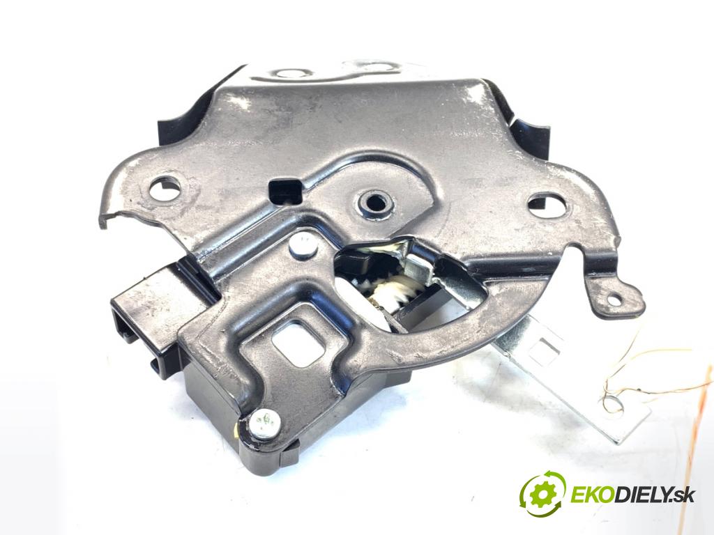 MAZDA 3 BM sedan 2016 88 kW 2.0 1998 zámok dveří zadní část