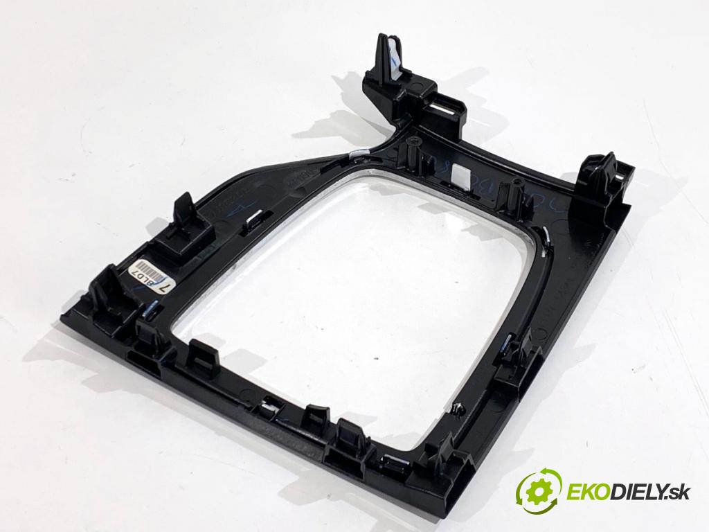 MAZDA 3 BM sedan 2016 88 kW 2.0 1998 lišty kryt BJS755421 BJS755256 (Lišta)