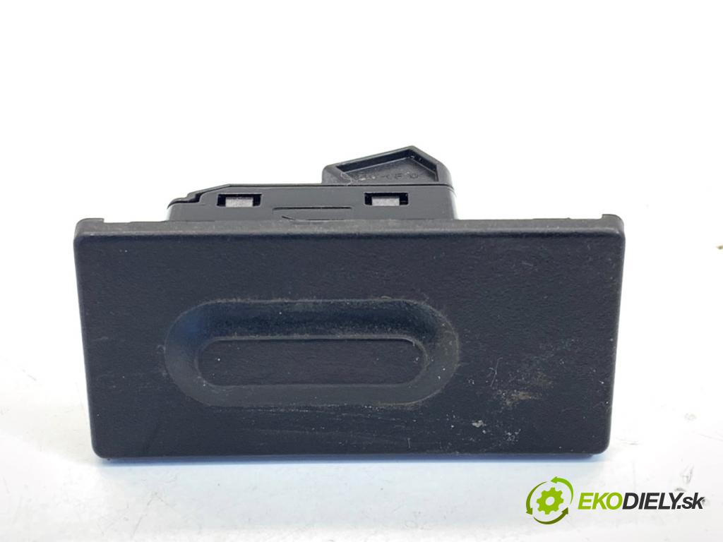 MAZDA 3 BM sedan 2016 88 kW 2.0 1998 klika dveří zadní část 