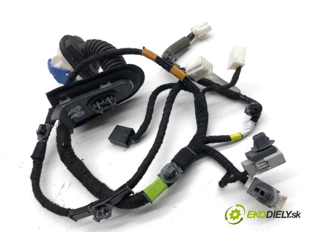 MAZDA 3 BM sedan 2016 88 kW 2.0 1998 káblovačka dveře přední část pravý 