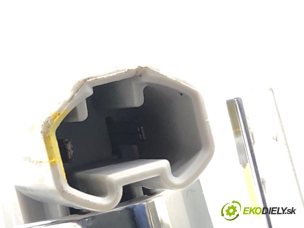 MAZDA 3 BM sedan 2016 88 kW 2.0 1998 Svetlo zad pravá vnútorná B45A-513F0 (Kľučka dverí ostatné)