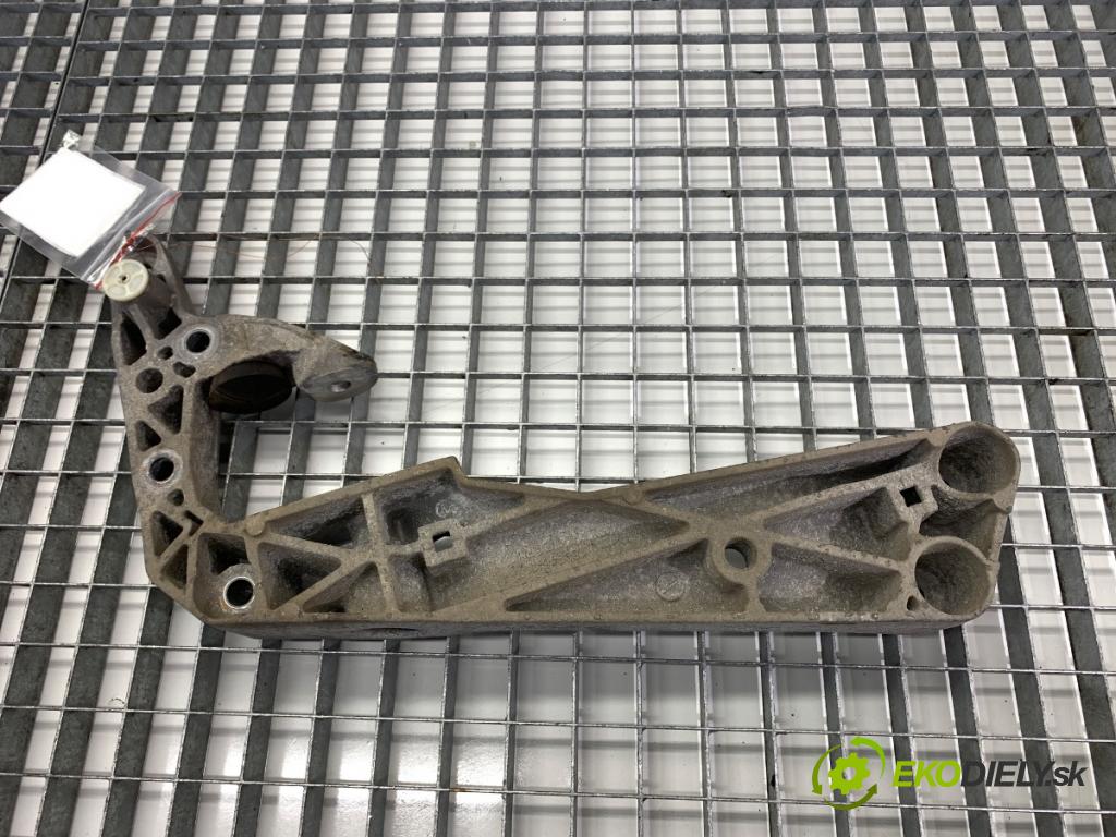 BMW G30 sedan 2022 140 kW 520 d xDrive 1995 Držiak Motor 9485312