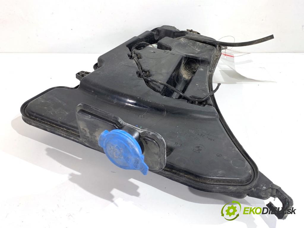 BMW G30 sedan 2022 140 kW 520 d xDrive 1995 Nádržka ostrekovačov 8071453