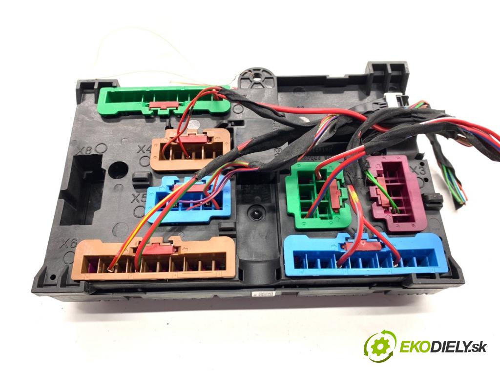 BMW G30 sedan 2022 140 kW 520 d xDrive 1995 Skrinka poistková 8713128 (Poistková skrinka)