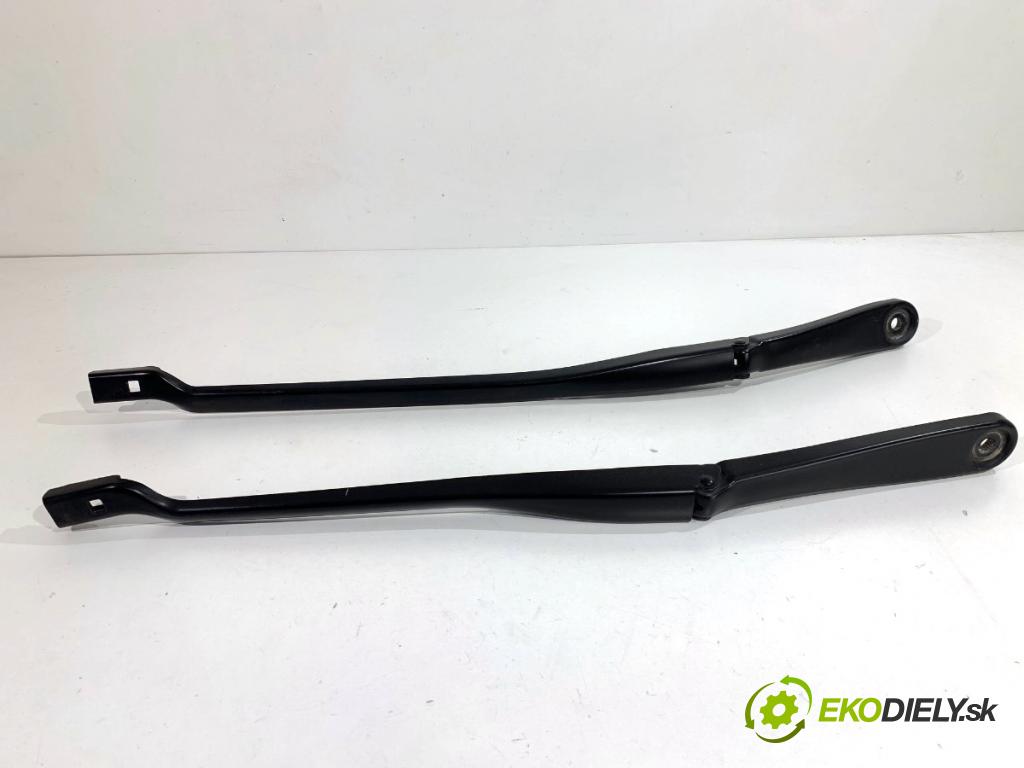 BMW G30 sedan 2022 140 kW 520 d xDrive 1995 ramena stěrače přední část 