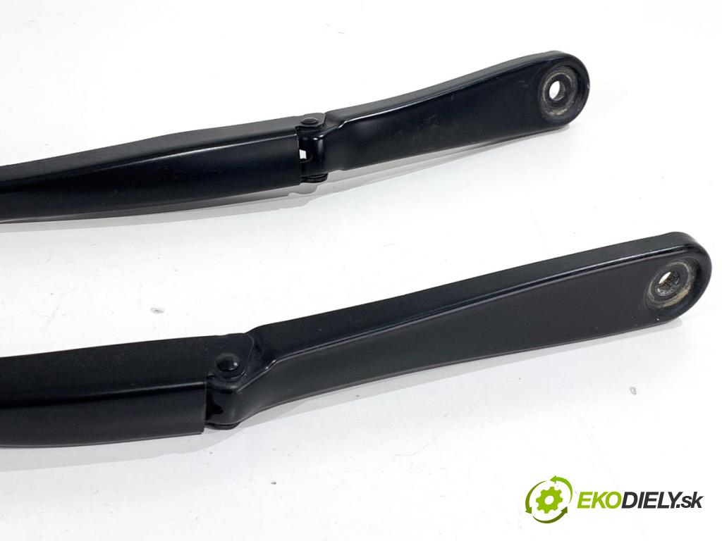 BMW G30 sedan 2022 140 kW 520 d xDrive 1995 ramena stěrače přední část