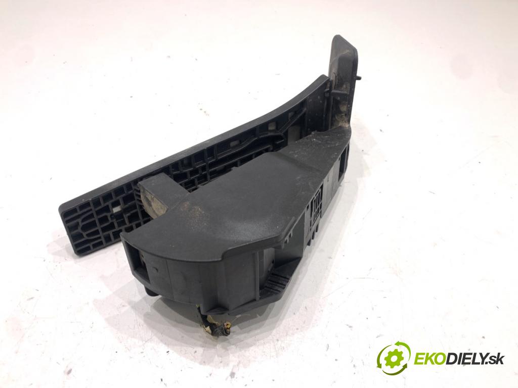 BMW G30 sedan 2022 140 kW 520 d xDrive 1995 Potenciometer plynu 6889824 (Potenciometer plynového pedálu)