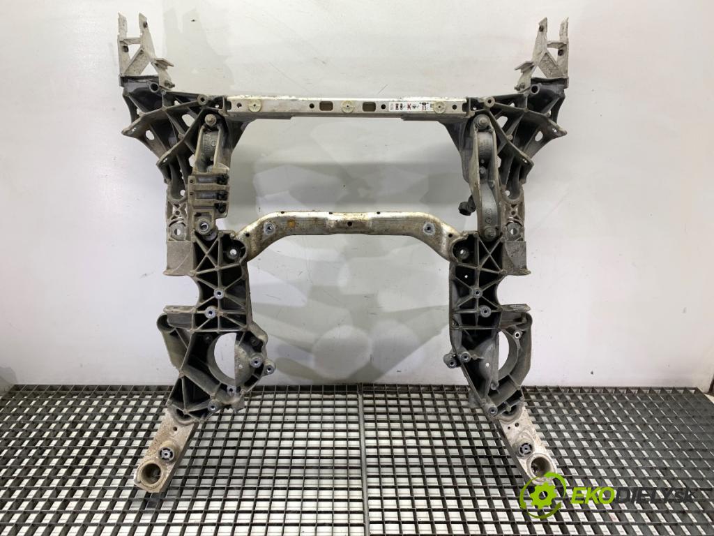 BMW G30 sedan 2022 140 kW 520 d xDrive 1995 výztuha pod motor 6887340 (Přední výztuha)