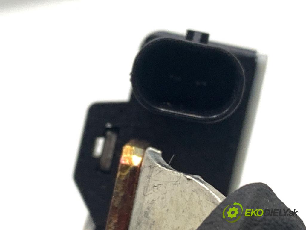 BMW G30 sedan 2022 140 kW 520 d xDrive 1995 svorka MINUS: 9855910