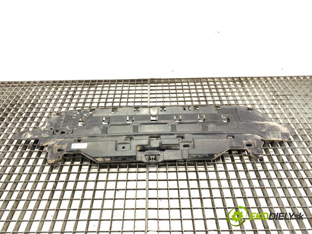 BMW G30 sedan 2022 140 kW 520 d xDrive 1995 úchyt nárazníka zadní část středový 