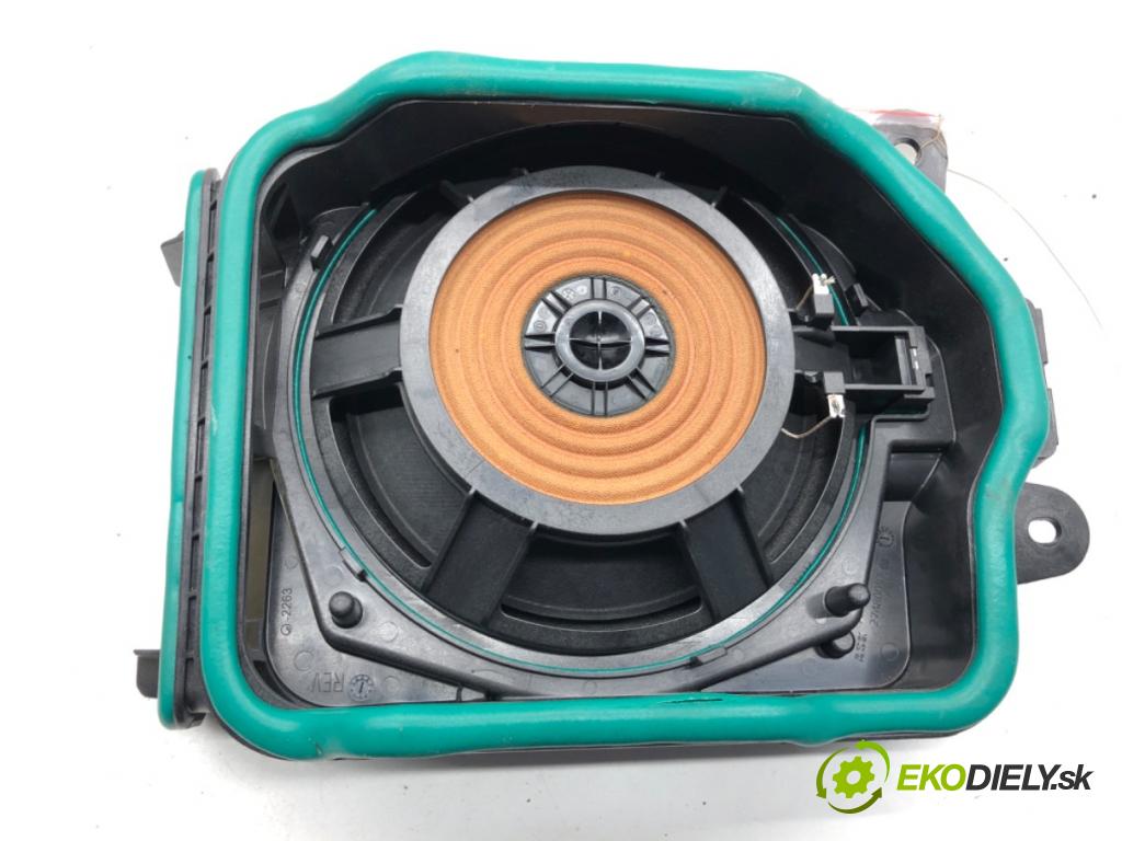 BMW G30 sedan 2022 140 kW 520 d xDrive 1995 subwoofer 6800954 (Audio zařízení)