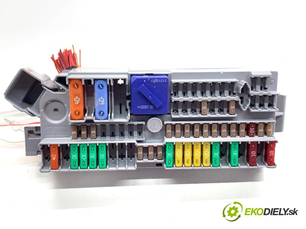 BMW G30 sedan 2022 140 kW 520 d xDrive 1995 Skrinka poistková 9350313 (Poistková skrinka)