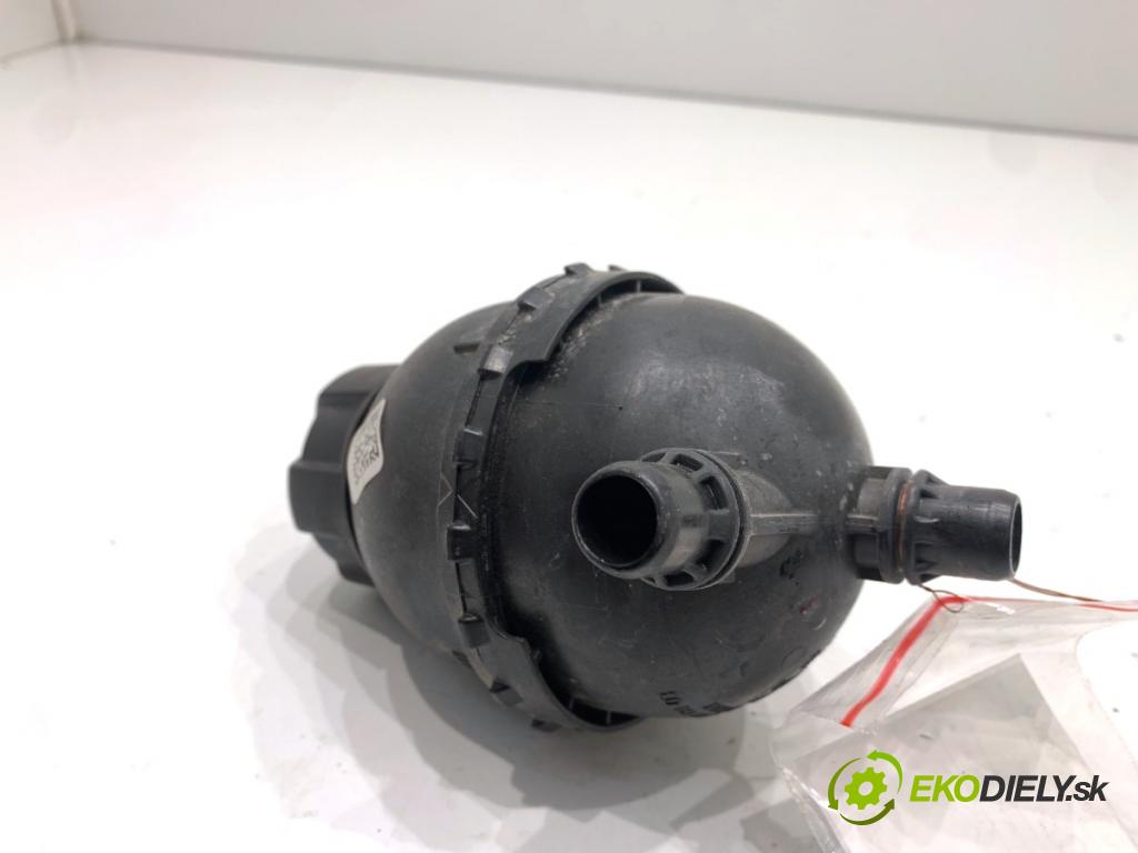 BMW G30 sedan 2022 140 kW 520 d xDrive 1995 nádržka vyrovnávací kapaliny chadicího 7604431