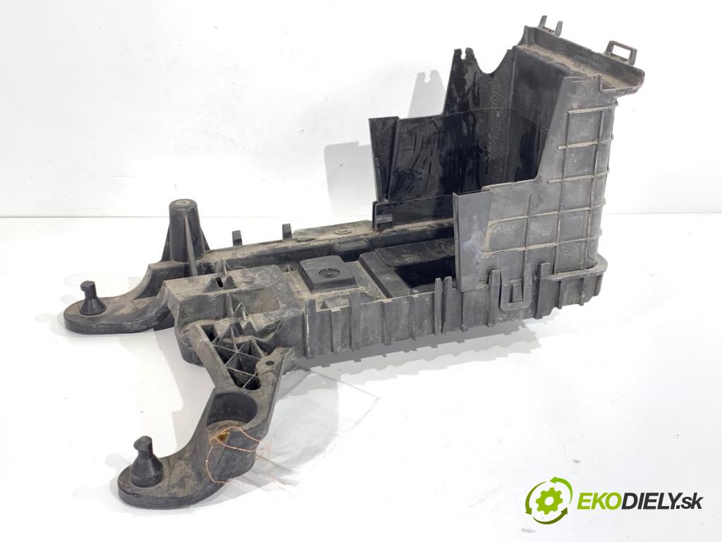 VW PASSAT B7 sedan 2011 103 kW 2.0 TDI 1968 Obal akumulátora 1K0915333