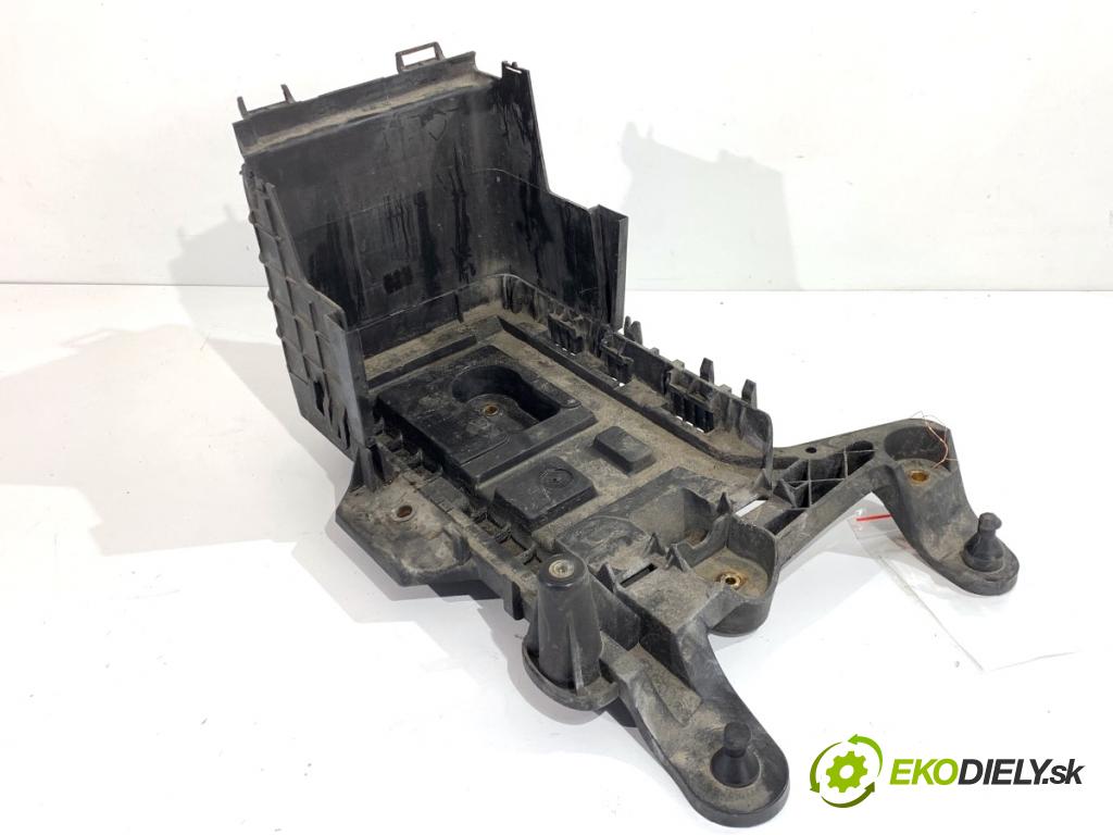 VW PASSAT B7 sedan 2011 103 kW 2.0 TDI 1968 Obal akumulátora 1K0915333