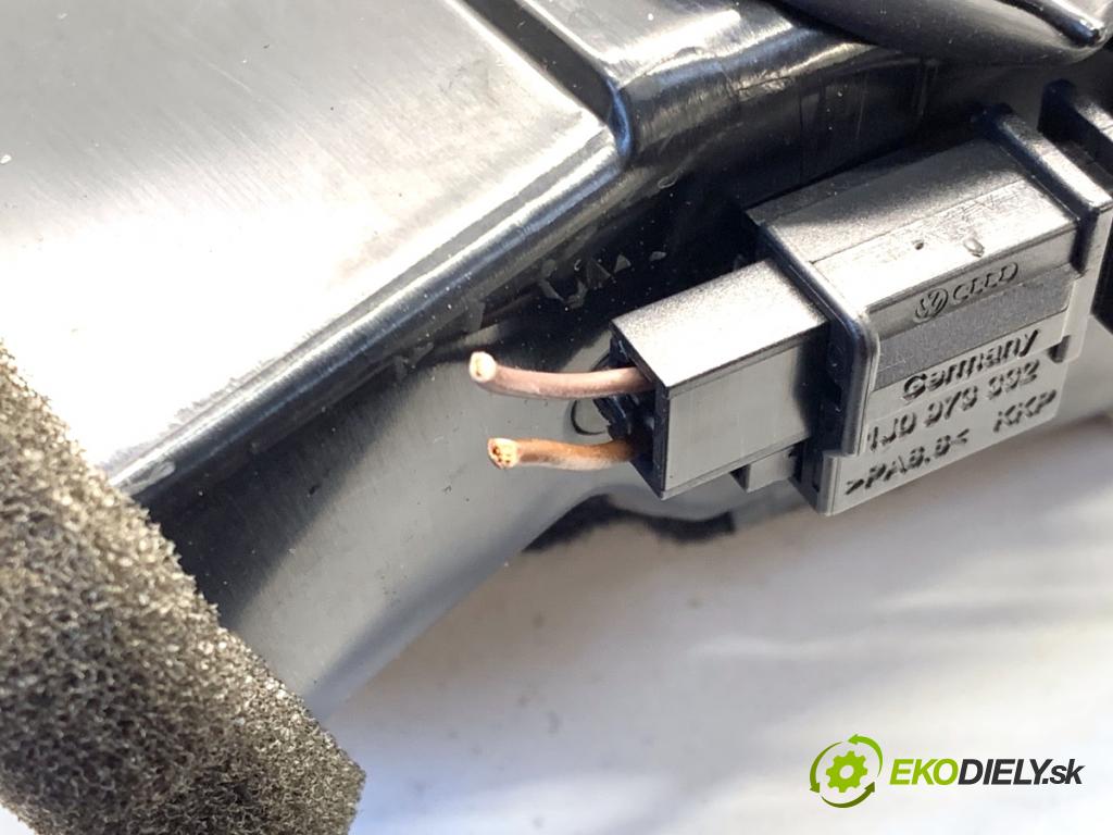 VW PASSAT B7 sedan 2011 103 kW 2.0 TDI 1968 Mriežky kúrenia pravy predný 3AB819702A