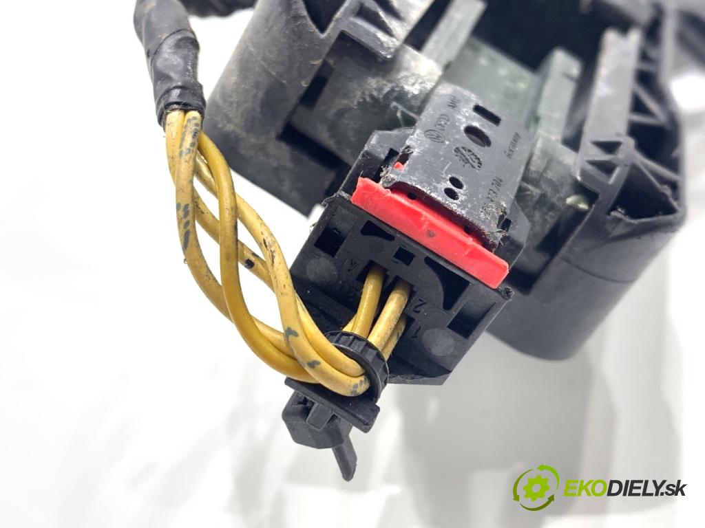 VW PASSAT B7 sedan 2011 103 kW 2.0 TDI 1968 Kľučka vonkajšia ľavy predný