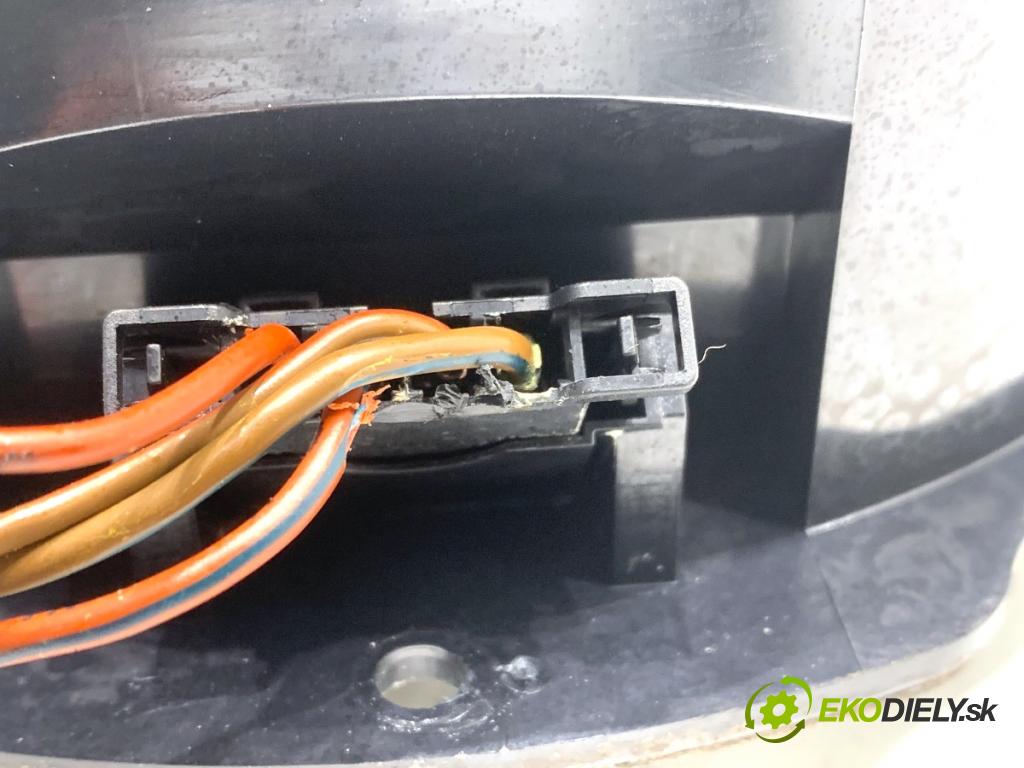 VW PASSAT B7 sedan 2011 103 kW 2.0 TDI 1968 reproduktor Dvere predný pravy 3C8035454