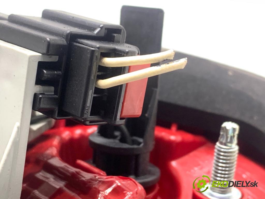 VW PASSAT B7 sedan 2011 103 kW 2.0 TDI 1968 světlo zadní část pravá vnitřní 3AE945094K (Klika dveří ostatní)