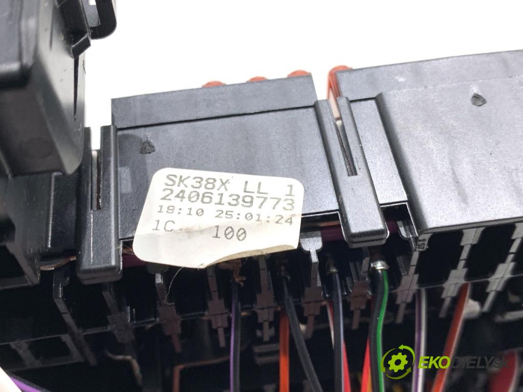 SKODA OCTAVIA IV Kombi 2023 110 kW 2.0 TDI 1968 Skrinka poistková 5WA937615 (Poistková skrinka)