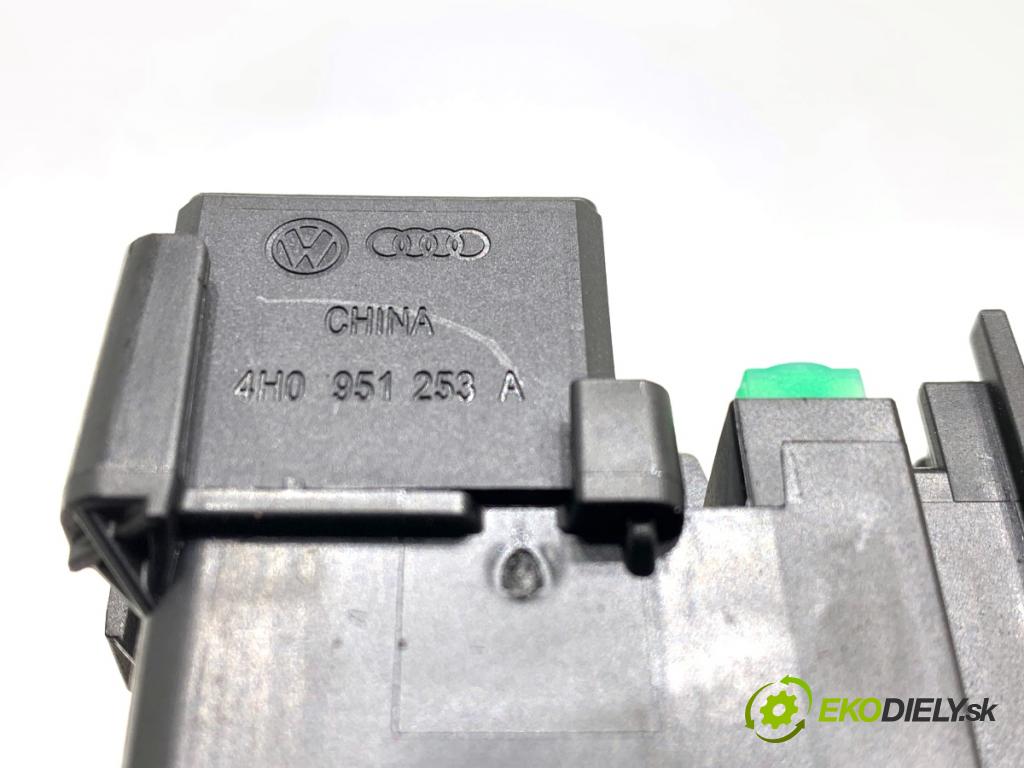 SKODA OCTAVIA IV Kombi 2023 110 kW 2.0 TDI 1968 Skrinka poistková 5WA937615 (Poistková skrinka)