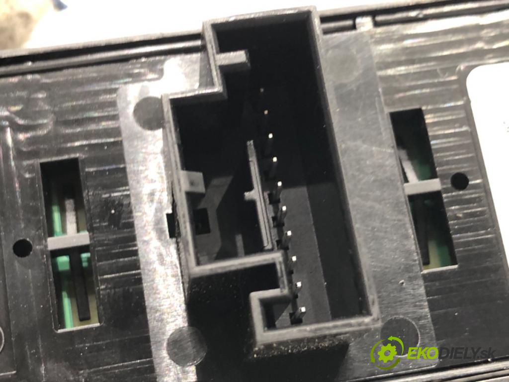 SKODA OCTAVIA IV Kombi 2023 110 kW 2.0 TDI 1968 Prepínač okien 5G0959857D (Prepínacie páčky pod volantom)