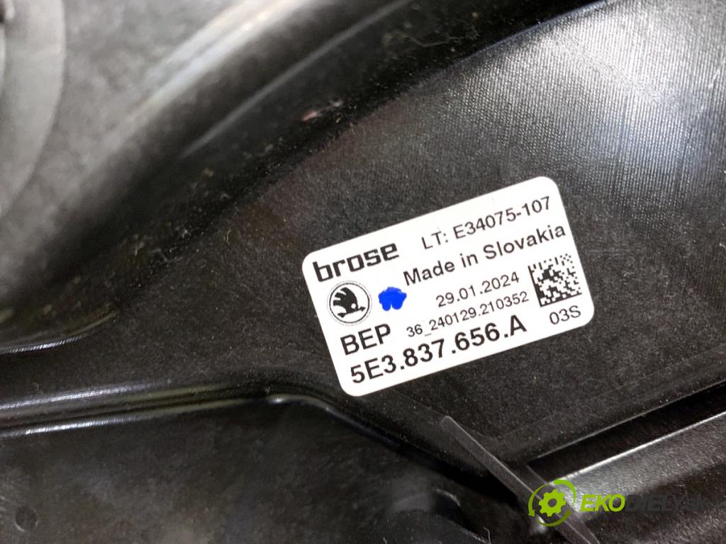 SKODA OCTAVIA IV Kombi 2023 110 kW 2.0 TDI 1968 Mechanizmus okna pravy predný 5E3837656A