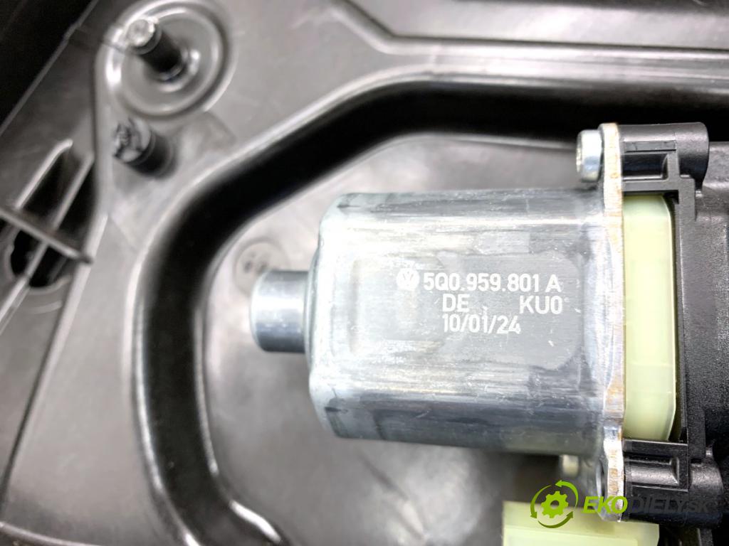 SKODA OCTAVIA IV Kombi 2023 110 kW 2.0 TDI 1968 mechanismus okna levý přední část 5E3837655A