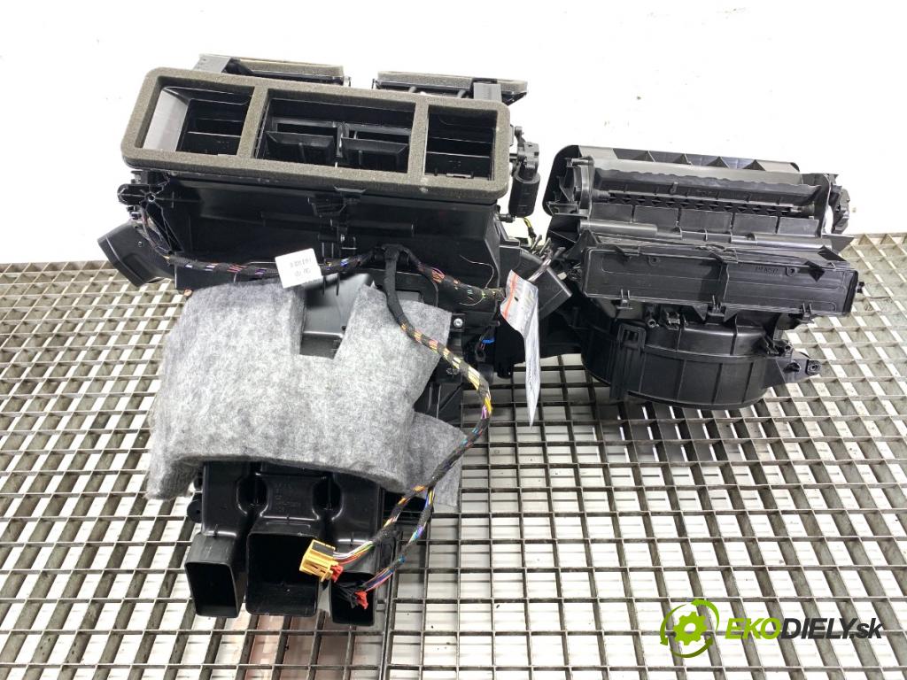 SKODA OCTAVIA IV Kombi 2023 110 kW 2.0 TDI 1968 Výhrevné teleso, radiátor kúrenia komplet KOMBAJN 5WB816005N (Radiátor kúrenia)