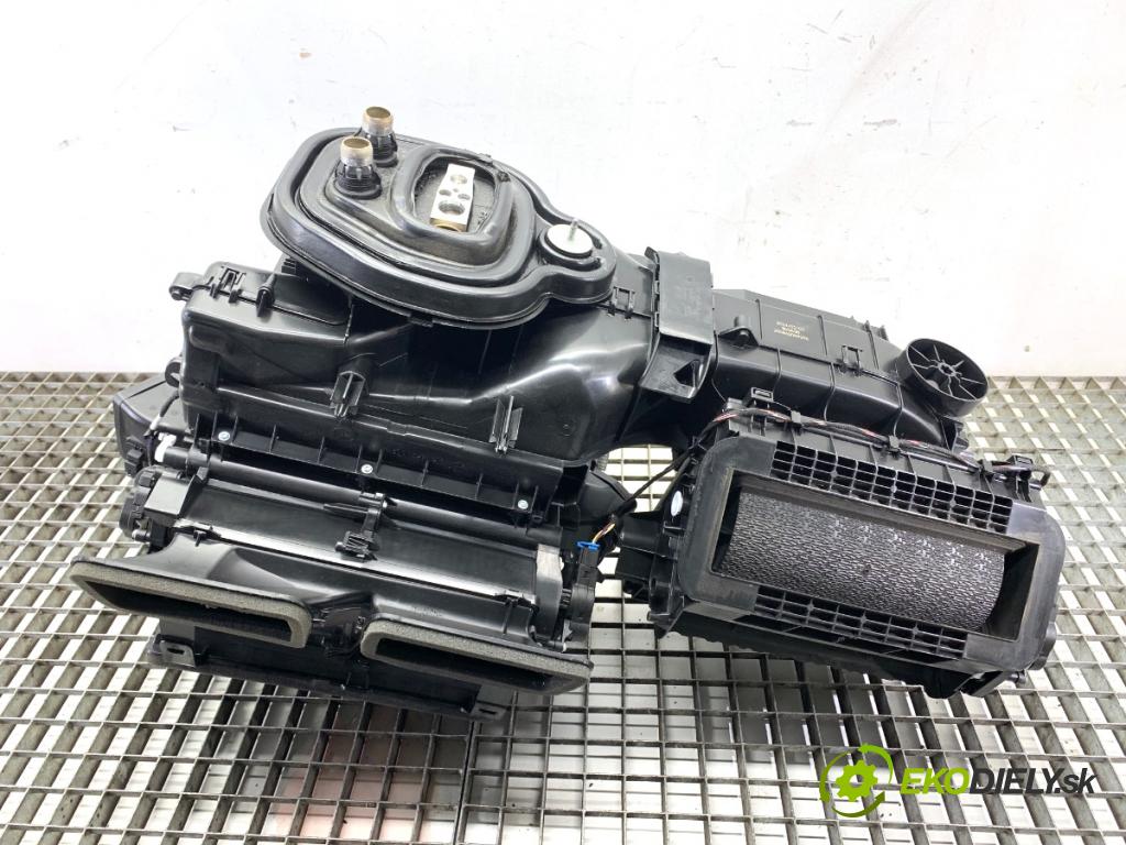 SKODA OCTAVIA IV Kombi 2023 110 kW 2.0 TDI 1968 Výhrevné teleso, radiátor kúrenia komplet KOMBAJN 5WB816005N (Radiátor kúrenia)