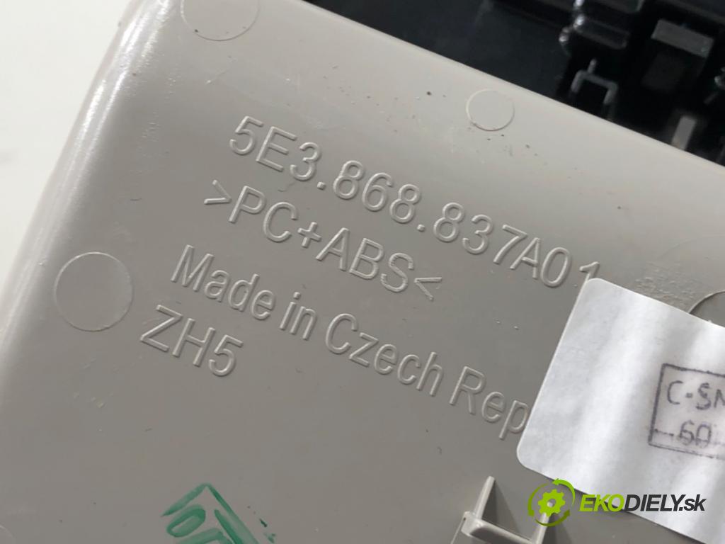 SKODA OCTAVIA IV Kombi 2023 110 kW 2.0 TDI 1968 světlo stropní 5E3959569A