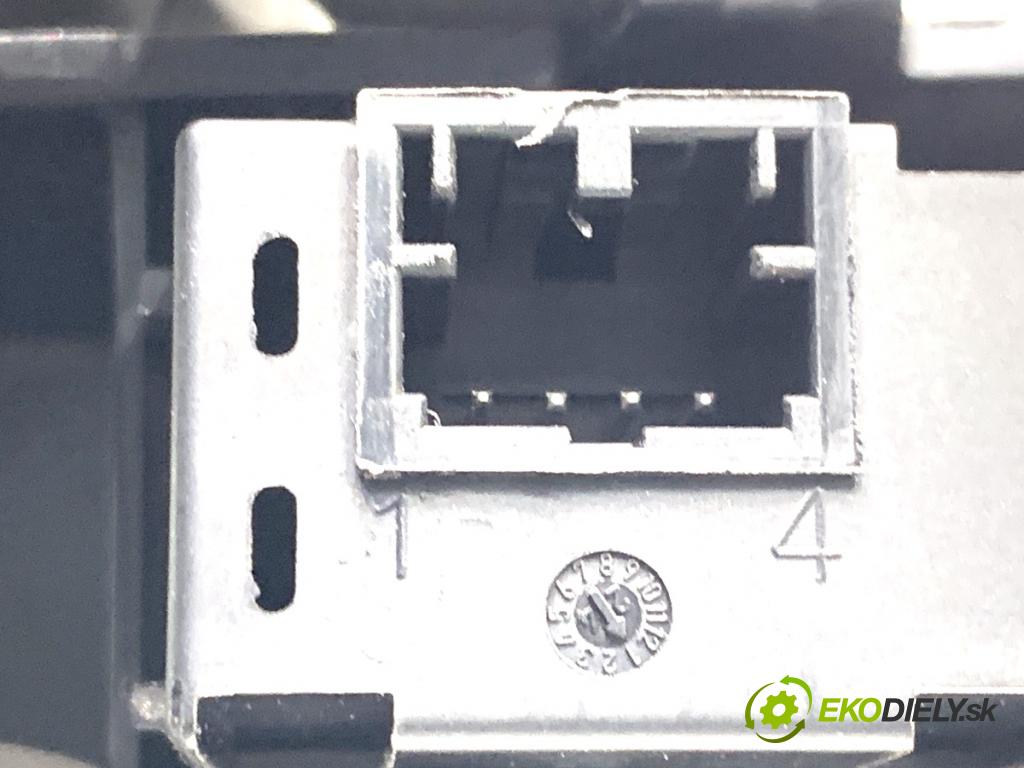 SKODA OCTAVIA IV Kombi 2023 110 kW 2.0 TDI 1968 HNÍZDO: USB 657035736A