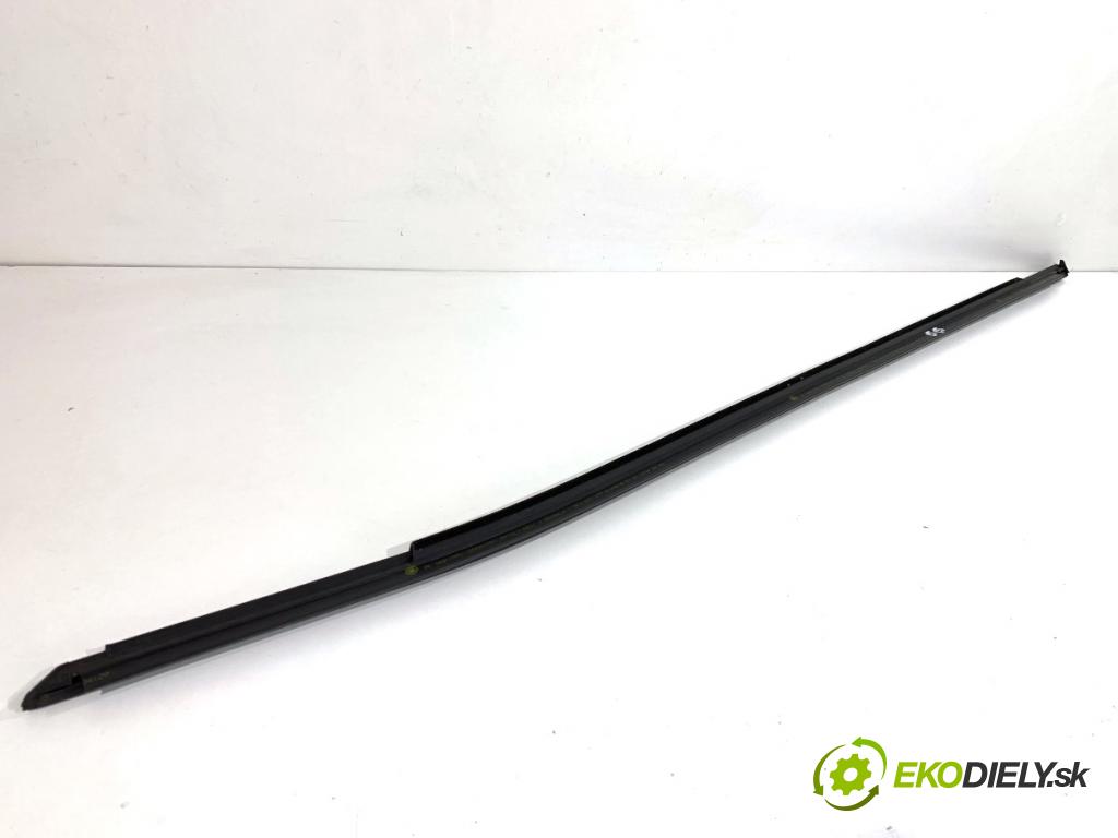 SKODA OCTAVIA IV Kombi 2023 110 kW 2.0 TDI 1968 Lišta Sbírání: predný pravy