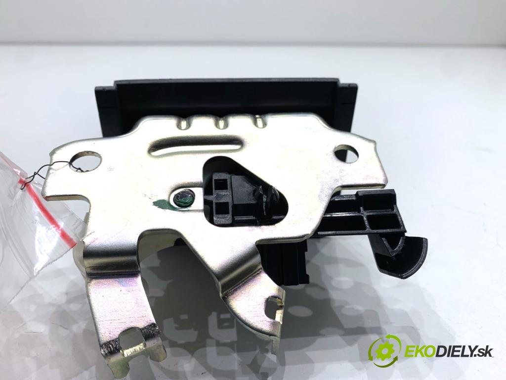 SKODA OCTAVIA IV Kombi 2023 110 kW 2.0 TDI 1968 zámok dverí zad 5E3827505