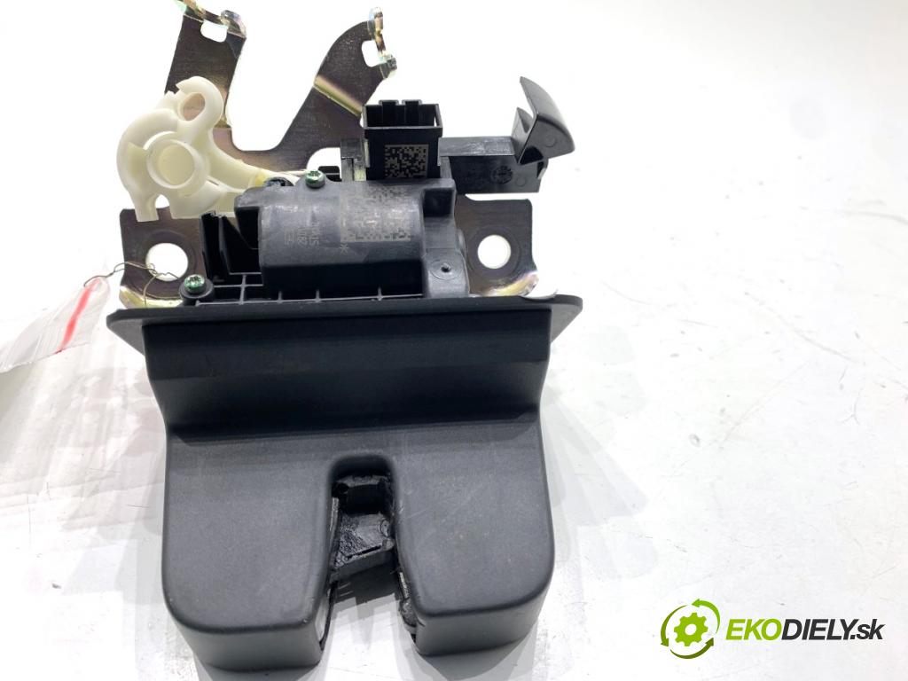 SKODA OCTAVIA IV Kombi 2023 110 kW 2.0 TDI 1968 zámok dverí zad 5E3827505