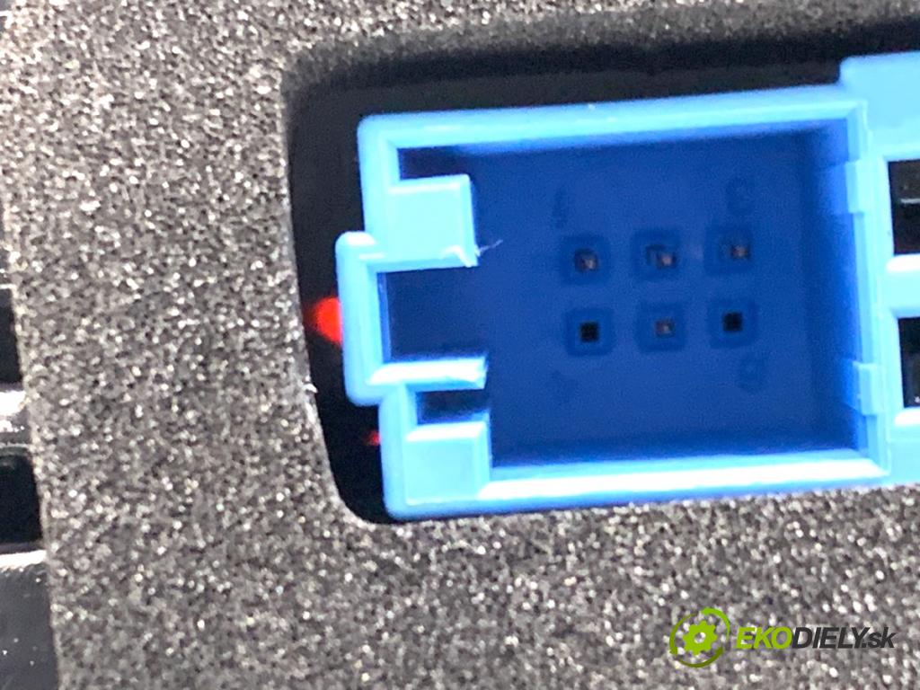 SKODA OCTAVIA IV Kombi 2023 110 kW 2.0 TDI 1968 Svetlo zad pravá vnútorná 5E7945308A (Kľučka dverí ostatné)