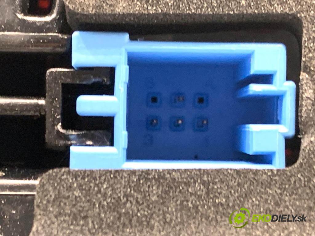 SKODA OCTAVIA IV Kombi 2023 110 kW 2.0 TDI 1968 světlo zadní část levá strana vnitřní 5E7945307A (Klika dveří ostatní)